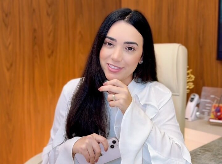 Dra. Rhaissa no consultório